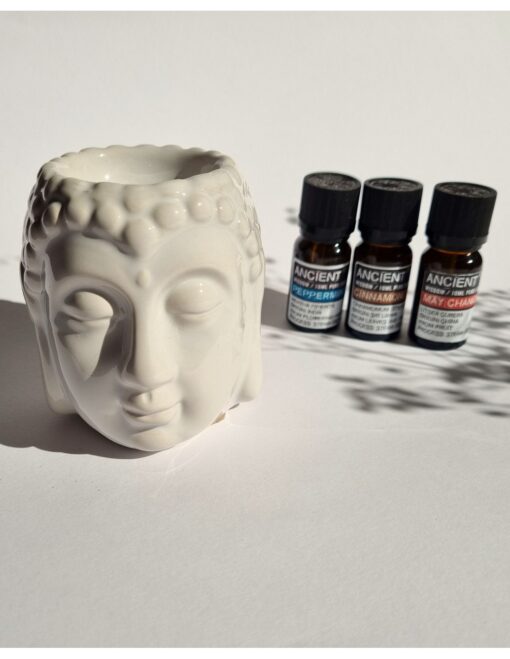 Aromatherapie-Set mit ätherischen Ölen und einem Kamin – Buddhas Kopf