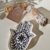 Set aus Palo Santo und weißem Salbei mit Hamsa-Ständer – Fatimas Hand