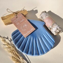 Set aus natürlichen Räucherwerk aus Palo Santo und weißem Salbei mit einem Keramikständer – blaue Schale