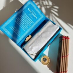 Traditionelle tibetische Raeucherstaebchen mit Staender in dekorativer Verpackung – Nag Champa 3